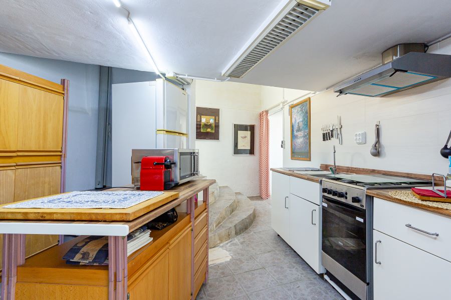 Tilava huvila, jossa on useita ulkorakennuksia suurella tontilla kauniilla merinäköalalla Almuñecarissa