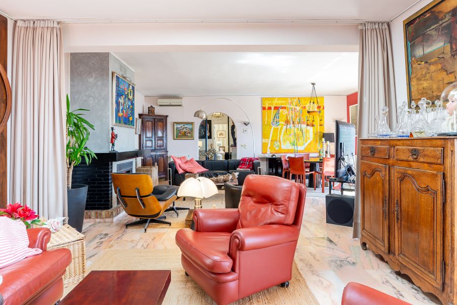 Tilava huvila, jossa on useita ulkorakennuksia suurella tontilla kauniilla merinäköalalla Almuñecarissa