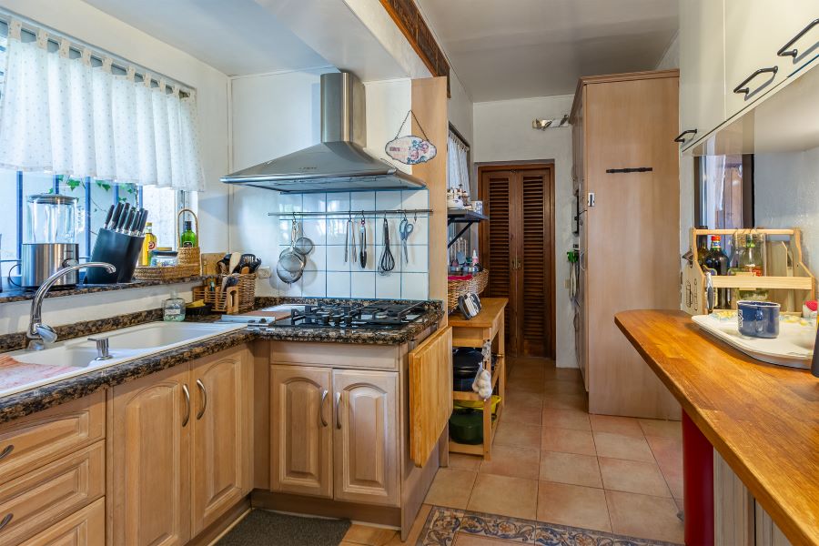 Tilava huvila, jossa on useita ulkorakennuksia suurella tontilla kauniilla merinäköalalla Almuñecarissa