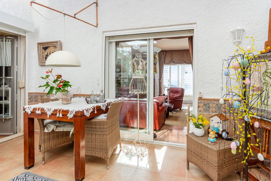 Tilava huvila, jossa on useita ulkorakennuksia suurella tontilla kauniilla merinäköalalla Almuñecarissa