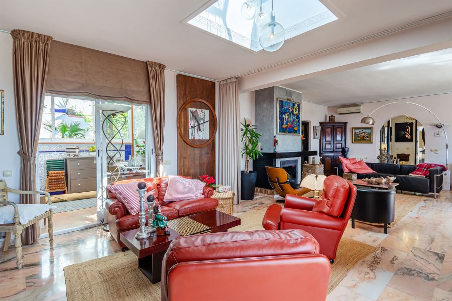 Tilava huvila, jossa on useita ulkorakennuksia suurella tontilla kauniilla merinäköalalla Almuñecarissa