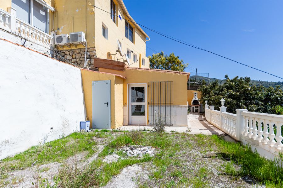 Tilava huvila, jossa on useita ulkorakennuksia suurella tontilla kauniilla merinäköalalla Almuñecarissa