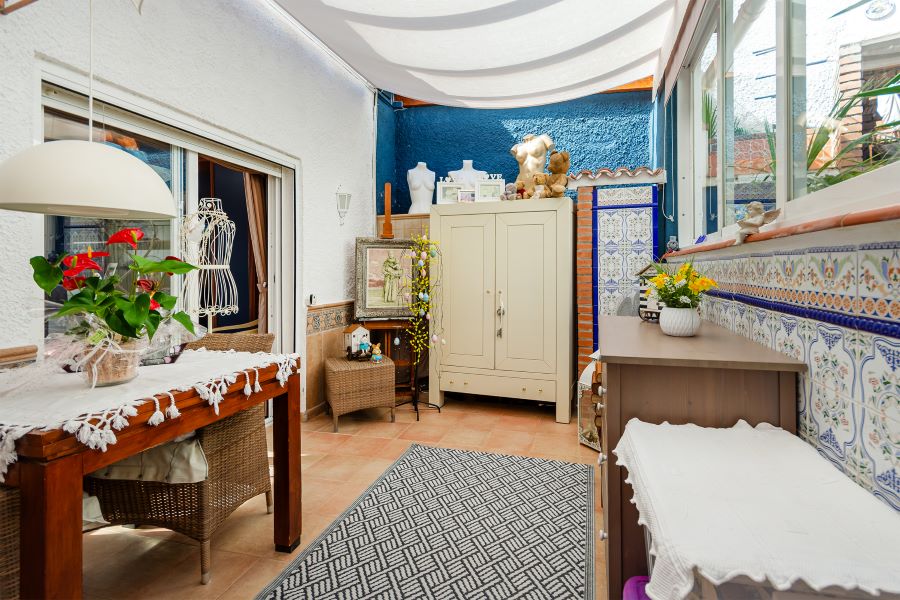 Tilava huvila, jossa on useita ulkorakennuksia suurella tontilla kauniilla merinäköalalla Almuñecarissa