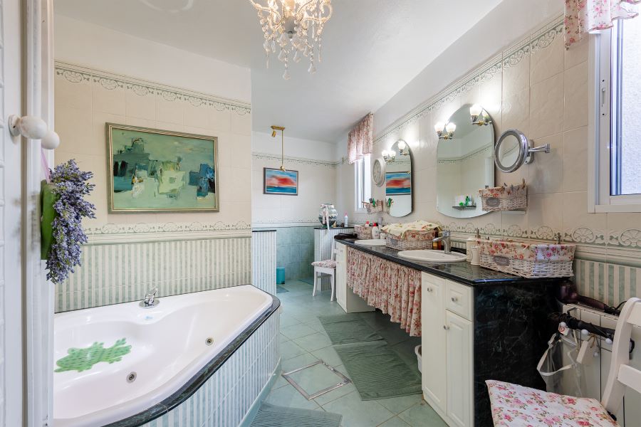 Tilava huvila, jossa on useita ulkorakennuksia suurella tontilla kauniilla merinäköalalla Almuñecarissa