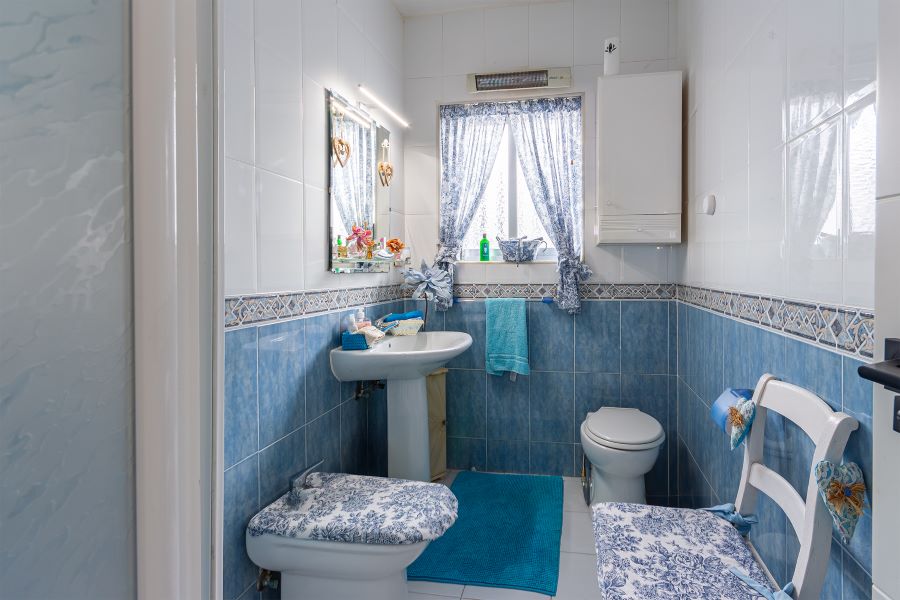 Tilava huvila, jossa on useita ulkorakennuksia suurella tontilla kauniilla merinäköalalla Almuñecarissa