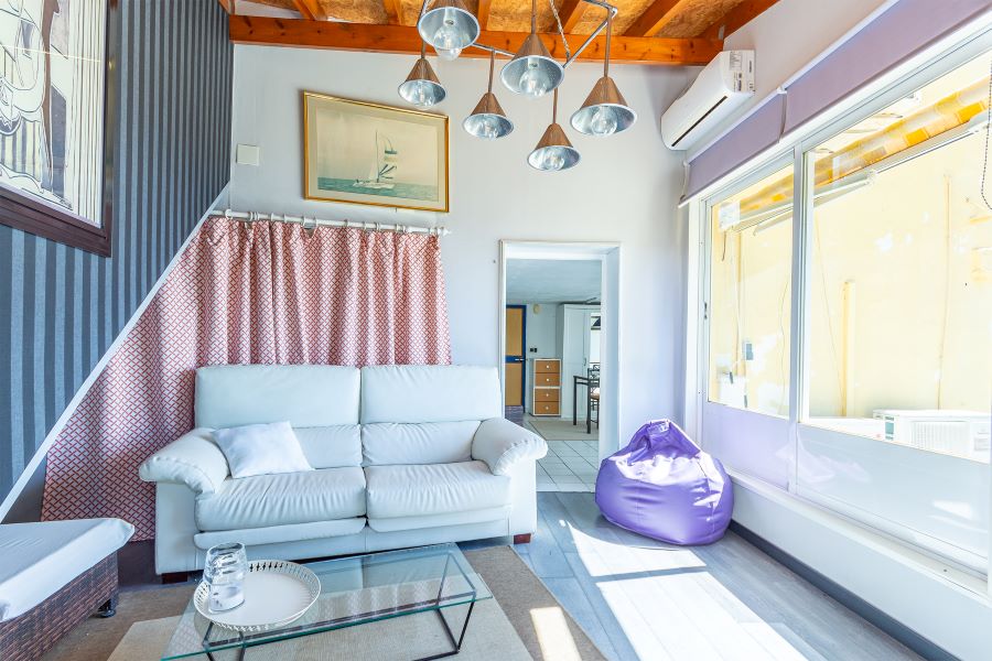 Tilava huvila, jossa on useita ulkorakennuksia suurella tontilla kauniilla merinäköalalla Almuñecarissa