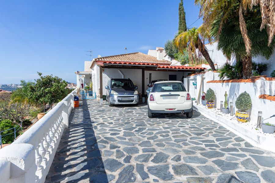 Tilava huvila, jossa on useita ulkorakennuksia suurella tontilla kauniilla merinäköalalla Almuñecarissa