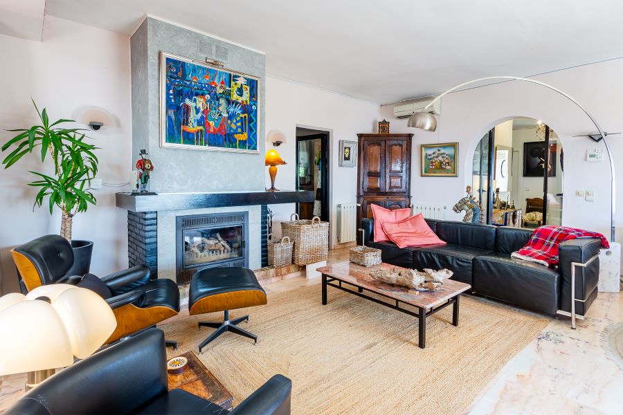 Tilava huvila, jossa on useita ulkorakennuksia suurella tontilla kauniilla merinäköalalla Almuñecarissa