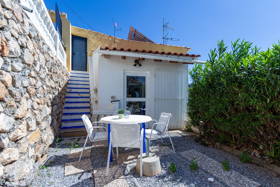 Tilava huvila, jossa on useita ulkorakennuksia suurella tontilla kauniilla merinäköalalla Almuñecarissa