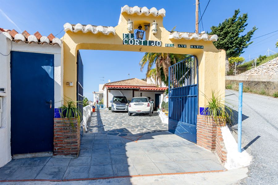 Tilava huvila, jossa on useita ulkorakennuksia suurella tontilla kauniilla merinäköalalla Almuñecarissa