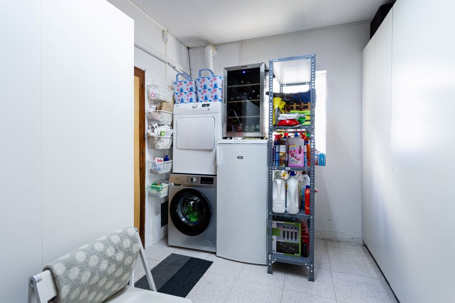 Tilava huvila, jossa on useita ulkorakennuksia suurella tontilla kauniilla merinäköalalla Almuñecarissa