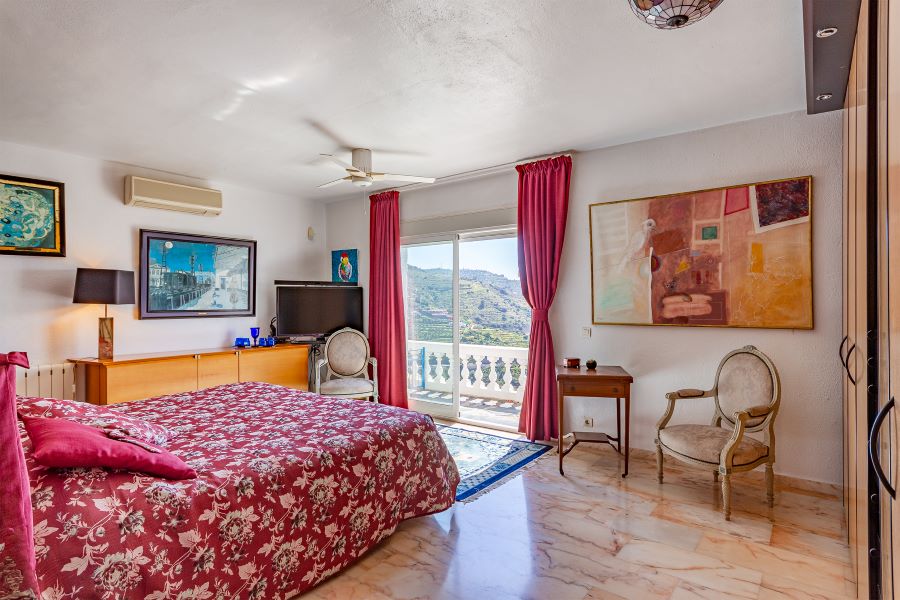 Tilava huvila, jossa on useita ulkorakennuksia suurella tontilla kauniilla merinäköalalla Almuñecarissa