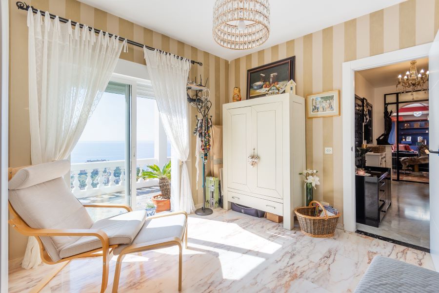 Tilava huvila, jossa on useita ulkorakennuksia suurella tontilla kauniilla merinäköalalla Almuñecarissa