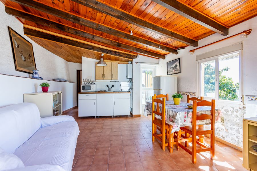 Tilava huvila, jossa on useita ulkorakennuksia suurella tontilla kauniilla merinäköalalla Almuñecarissa