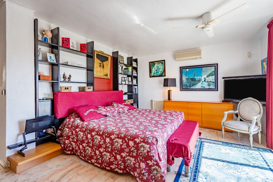 Tilava huvila, jossa on useita ulkorakennuksia suurella tontilla kauniilla merinäköalalla Almuñecarissa