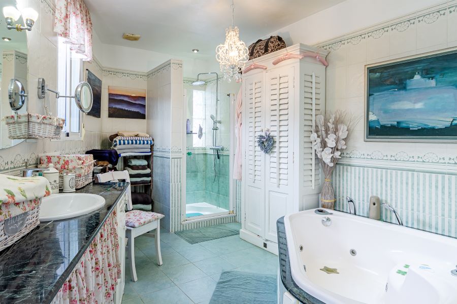 Tilava huvila, jossa on useita ulkorakennuksia suurella tontilla kauniilla merinäköalalla Almuñecarissa