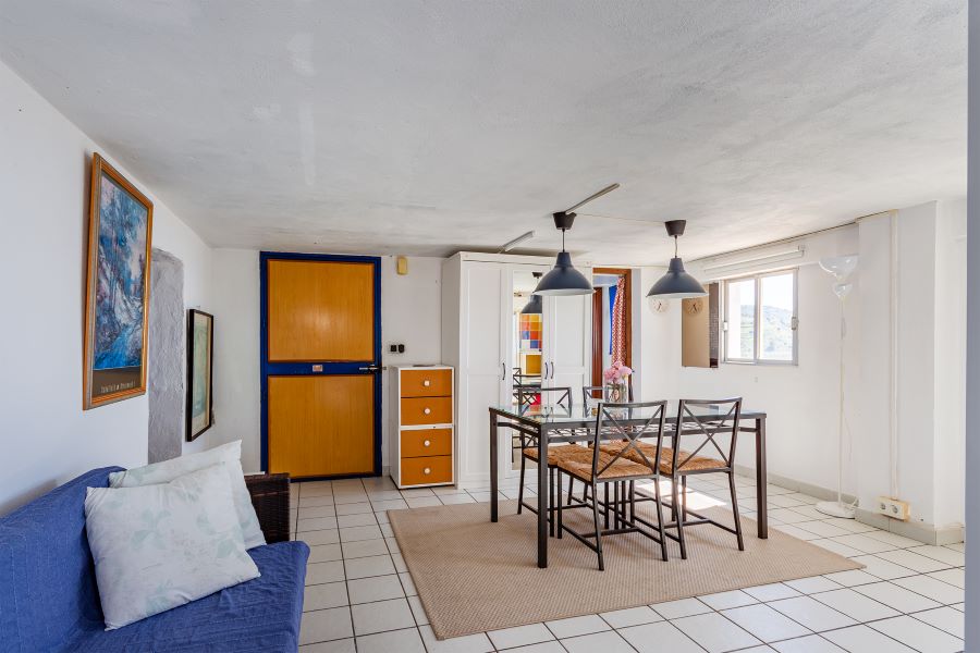 Tilava huvila, jossa on useita ulkorakennuksia suurella tontilla kauniilla merinäköalalla Almuñecarissa