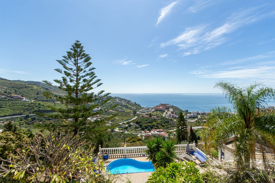 Tilava huvila, jossa on useita ulkorakennuksia suurella tontilla kauniilla merinäköalalla Almuñecarissa