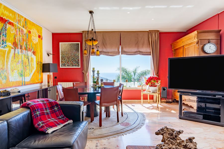 Tilava huvila, jossa on useita ulkorakennuksia suurella tontilla kauniilla merinäköalalla Almuñecarissa