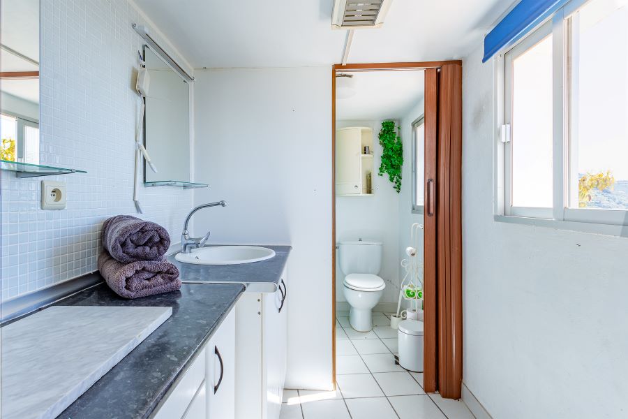 Tilava huvila, jossa on useita ulkorakennuksia suurella tontilla kauniilla merinäköalalla Almuñecarissa