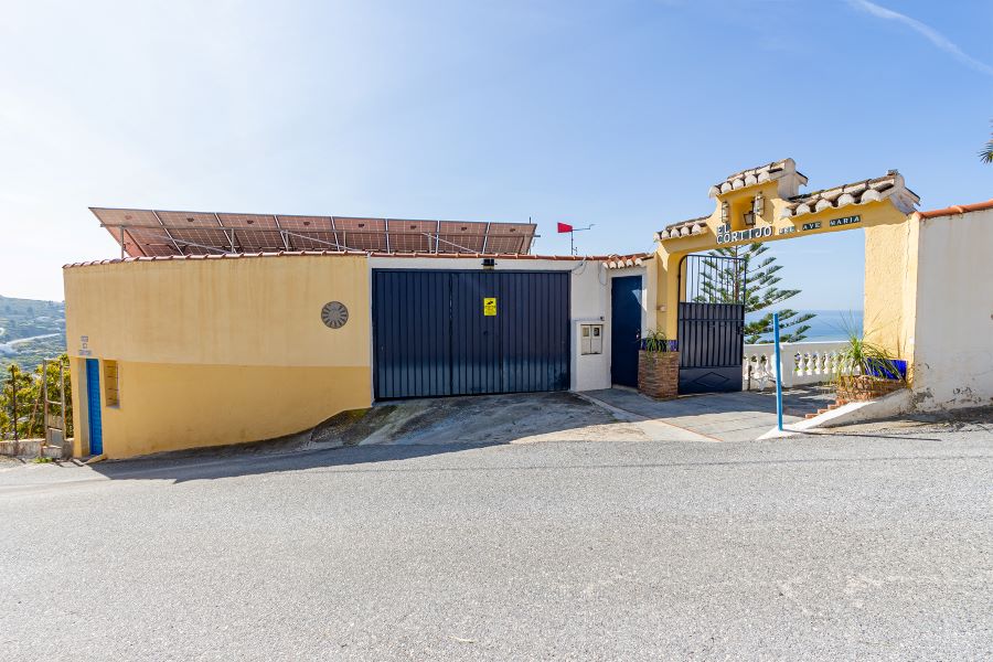 Tilava huvila, jossa on useita ulkorakennuksia suurella tontilla kauniilla merinäköalalla Almuñecarissa