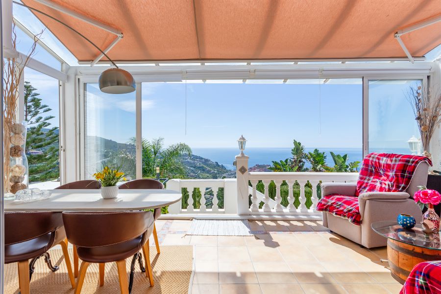 Tilava huvila, jossa on useita ulkorakennuksia suurella tontilla kauniilla merinäköalalla Almuñecarissa