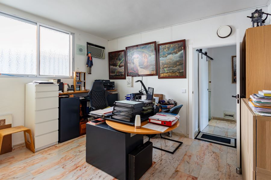 Tilava huvila, jossa on useita ulkorakennuksia suurella tontilla kauniilla merinäköalalla Almuñecarissa