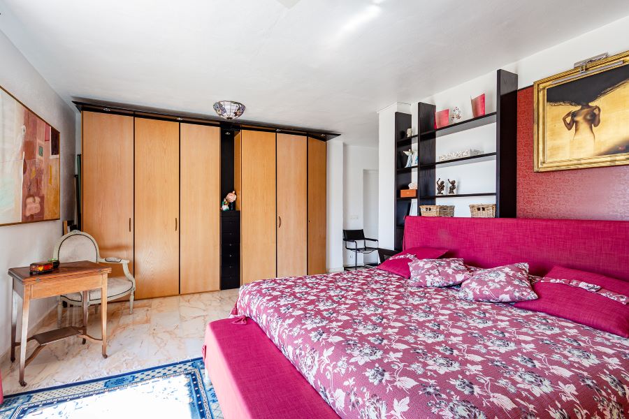 Tilava huvila, jossa on useita ulkorakennuksia suurella tontilla kauniilla merinäköalalla Almuñecarissa