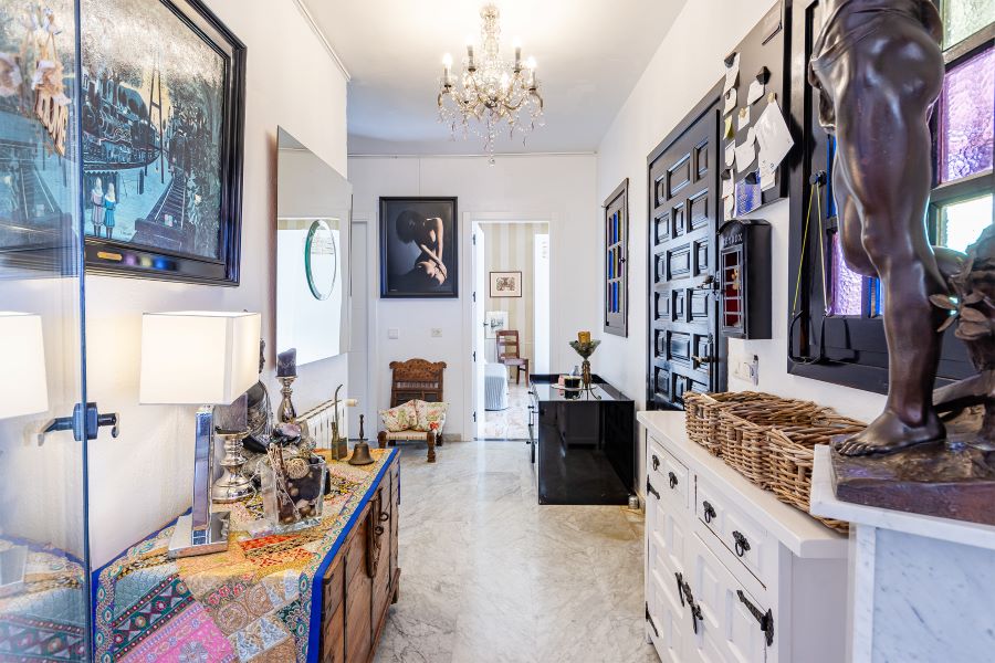 Tilava huvila, jossa on useita ulkorakennuksia suurella tontilla kauniilla merinäköalalla Almuñecarissa