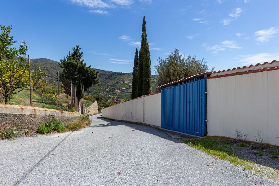 Tilava huvila, jossa on useita ulkorakennuksia suurella tontilla kauniilla merinäköalalla Almuñecarissa