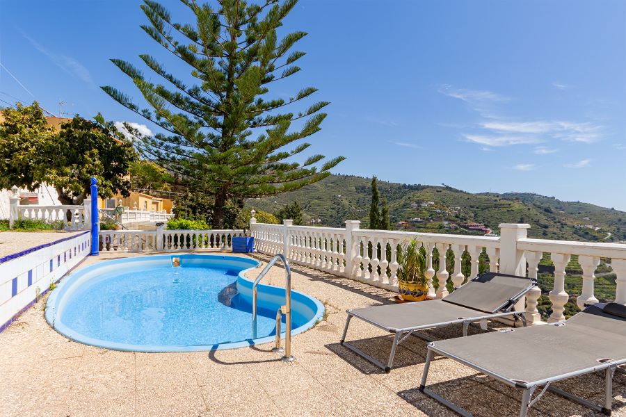 Tilava huvila, jossa on useita ulkorakennuksia suurella tontilla kauniilla merinäköalalla Almuñecarissa