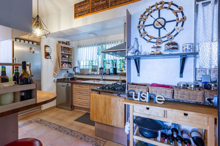 Tilava huvila, jossa on useita ulkorakennuksia suurella tontilla kauniilla merinäköalalla Almuñecarissa