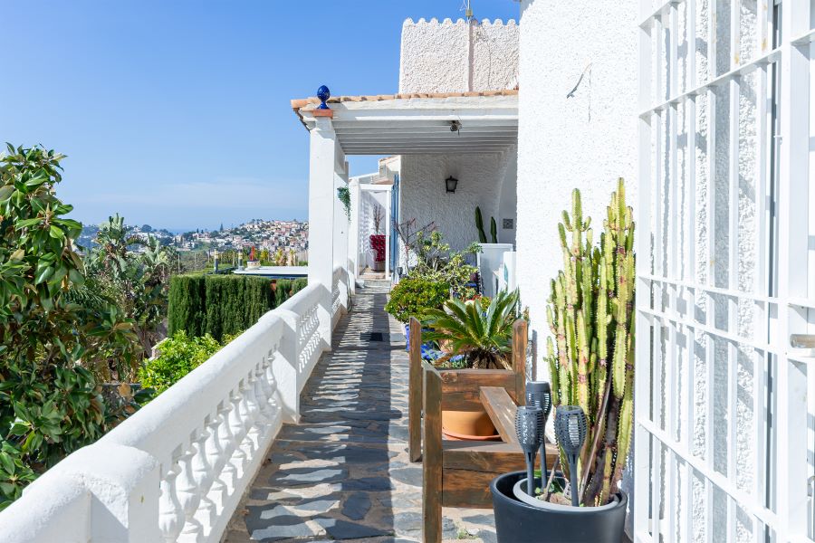 Tilava huvila, jossa on useita ulkorakennuksia suurella tontilla kauniilla merinäköalalla Almuñecarissa