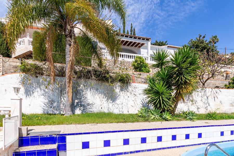 Tilava huvila, jossa on useita ulkorakennuksia suurella tontilla kauniilla merinäköalalla Almuñecarissa