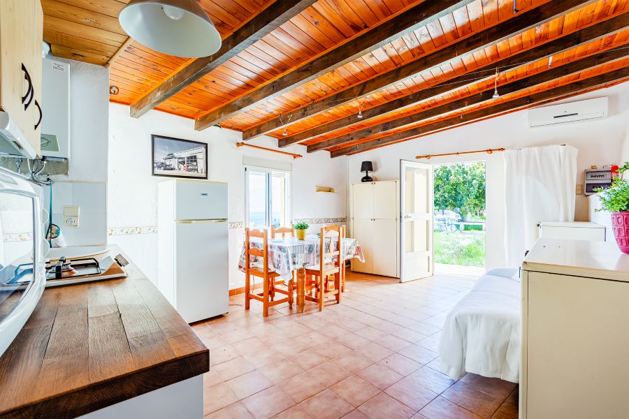 Tilava huvila, jossa on useita ulkorakennuksia suurella tontilla kauniilla merinäköalalla Almuñecarissa