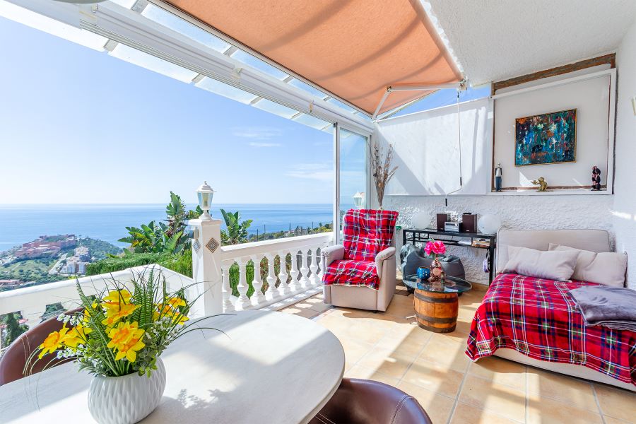 Tilava huvila, jossa on useita ulkorakennuksia suurella tontilla kauniilla merinäköalalla Almuñecarissa