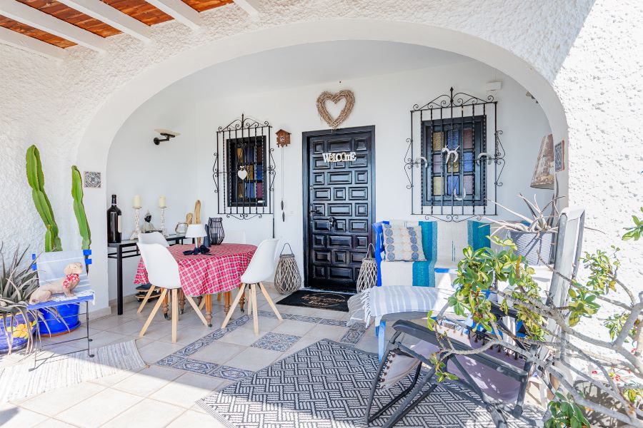 Tilava huvila, jossa on useita ulkorakennuksia suurella tontilla kauniilla merinäköalalla Almuñecarissa