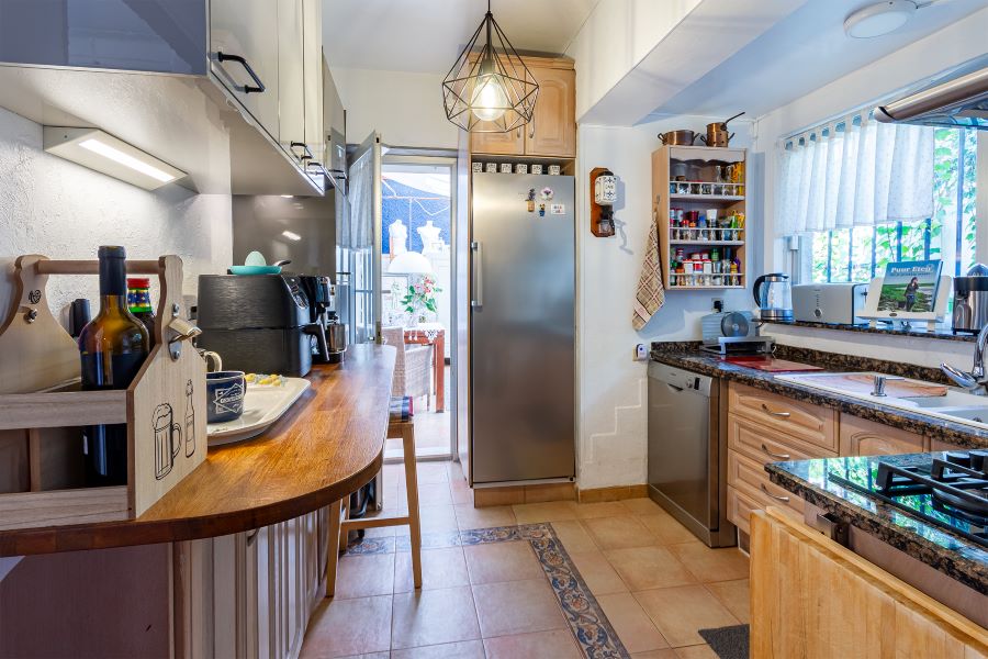 Tilava huvila, jossa on useita ulkorakennuksia suurella tontilla kauniilla merinäköalalla Almuñecarissa