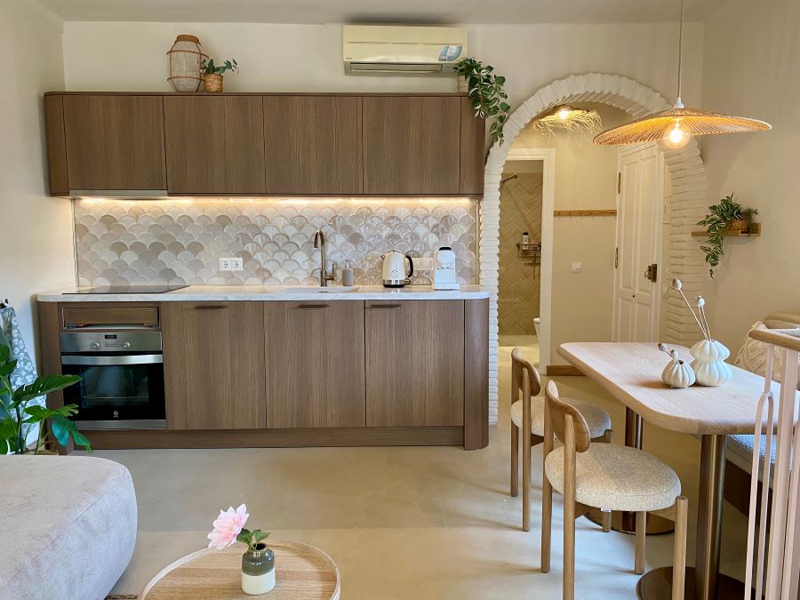 Stunning cottage with sea views from the spacious balcony just a 6 minute walk from Burriana beach, Nerja.