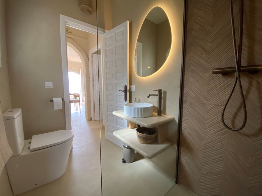 Stunning cottage with sea views from the spacious balcony just a 6 minute walk from Burriana beach, Nerja.