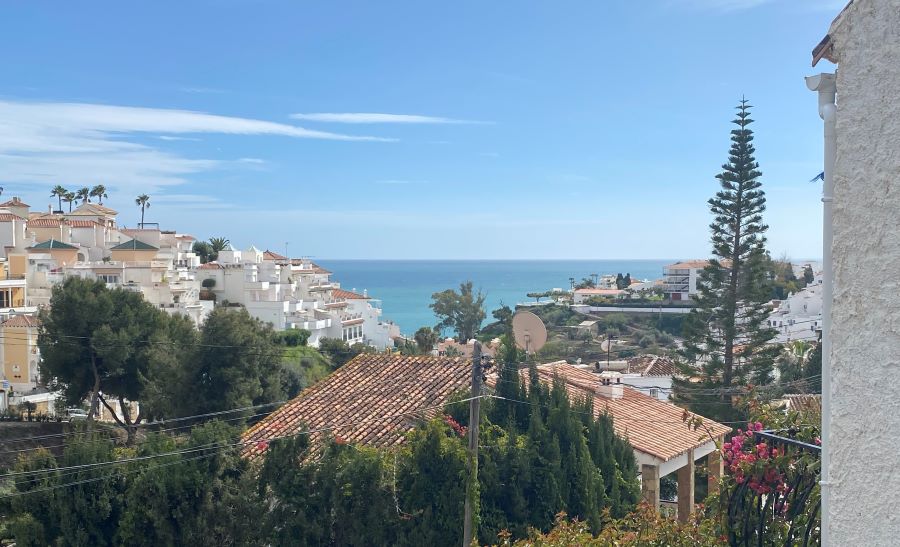 Stunning cottage with sea views from the spacious balcony just a 6 minute walk from Burriana beach, Nerja.