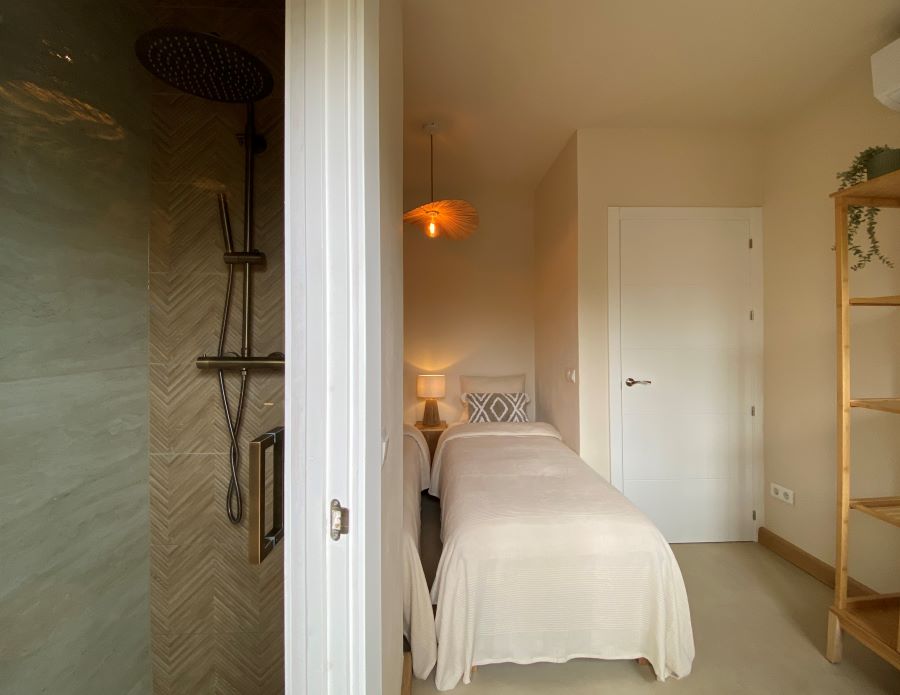 Stunning cottage with sea views from the spacious balcony just a 6 minute walk from Burriana beach, Nerja.