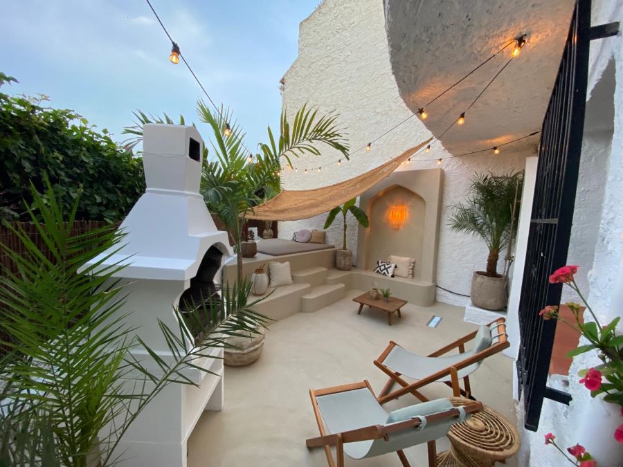 Stunning cottage with sea views from the spacious balcony just a 6 minute walk from Burriana beach, Nerja.