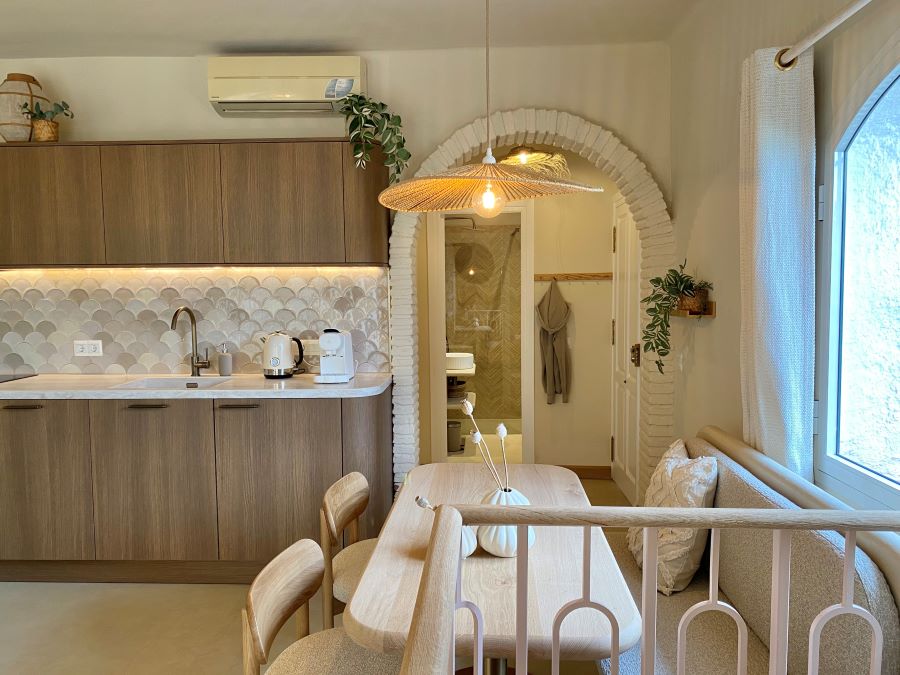 Stunning cottage with sea views from the spacious balcony just a 6 minute walk from Burriana beach, Nerja.