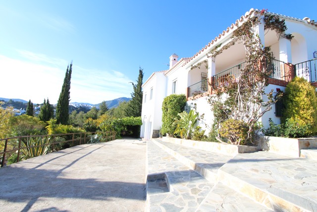 Villa charmante avec une vue panoramique en plein cœur nature, à seulement 10 minutes de Nerja