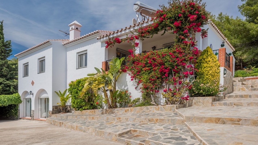 Villa charmante avec une vue panoramique en plein cœur nature, à seulement 10 minutes de Nerja