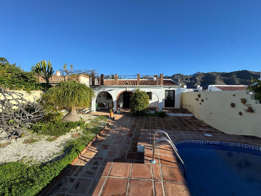 Maison individuelle avec piscine privée – située dans la campagne paisible de Nerja