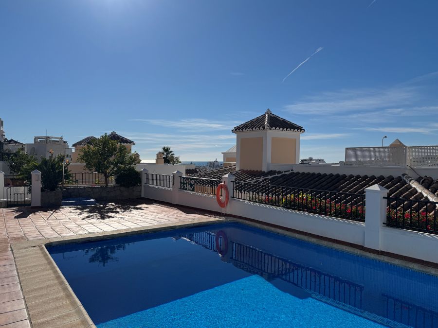 Prachtig gerenoveerd appartement met zeezicht in Nerja