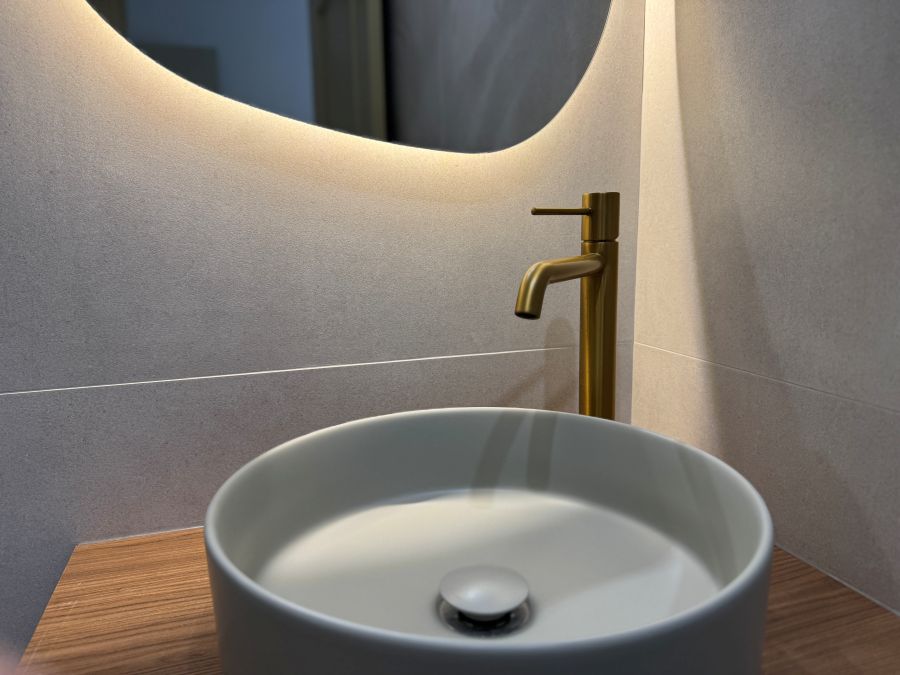 Prachtig gerenoveerd appartement met zeezicht in Nerja