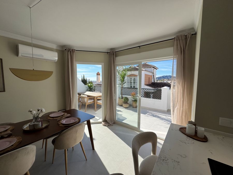 Prachtig gerenoveerd appartement met zeezicht in Nerja